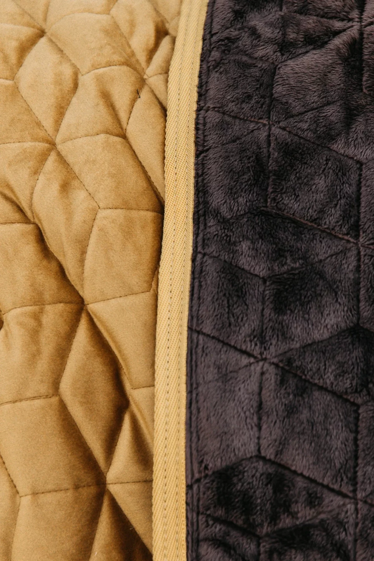 Couverture de présentation velvet moutarde 160g – Image 3